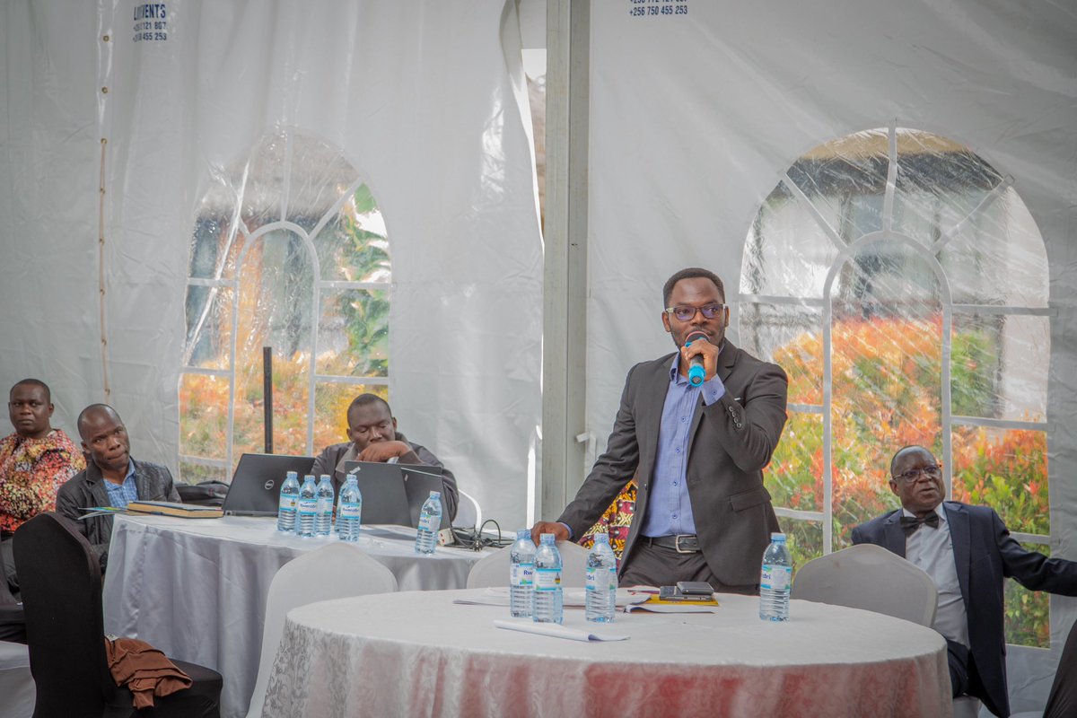 LukangaSamuel1's tweet photo. Dr. Ivan Kiwanuka, the senior medical officer-CH presenting THE KALANGALA DECLARATION ON ADVANCING REALIGNMENT OF COMMUNITY HEALTH SYSTEMS IN UGANDA, 7th October 2022.
#CommunityHealthPartnersRetreat https://t.co/ohda2Pipq1
