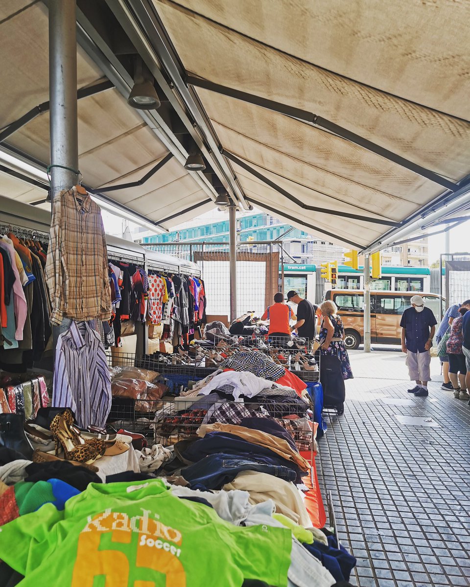 EncantsBCN's tweet photo. 🙋♂️#FAQ Perquè al mercat hi ha productes més barats? Doncs perquè els Encants és #elmercatdelesoportunitats. Hi ha encantistes dedicats a la #compravenda d'#estocs i #liquidacions de botigues per jubilació o tancament, que poden oferir preus excepcionals en varietat de productes. https://t.co/i5N8OIIhDL