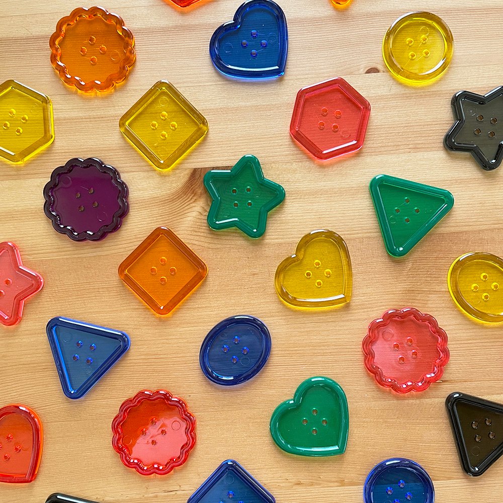 edxeducation's tweet photo. Buttons can be found anywhere and everywhere from shirts to jackets to pants. They also come in various shapes, sizes, and colors. So let's pattern and sort. ‘Counting your buttons’ can be a fun and practical math learning games. #countingsorting #makingmathfun #playlearncreate https://t.co/k9dL83izX7