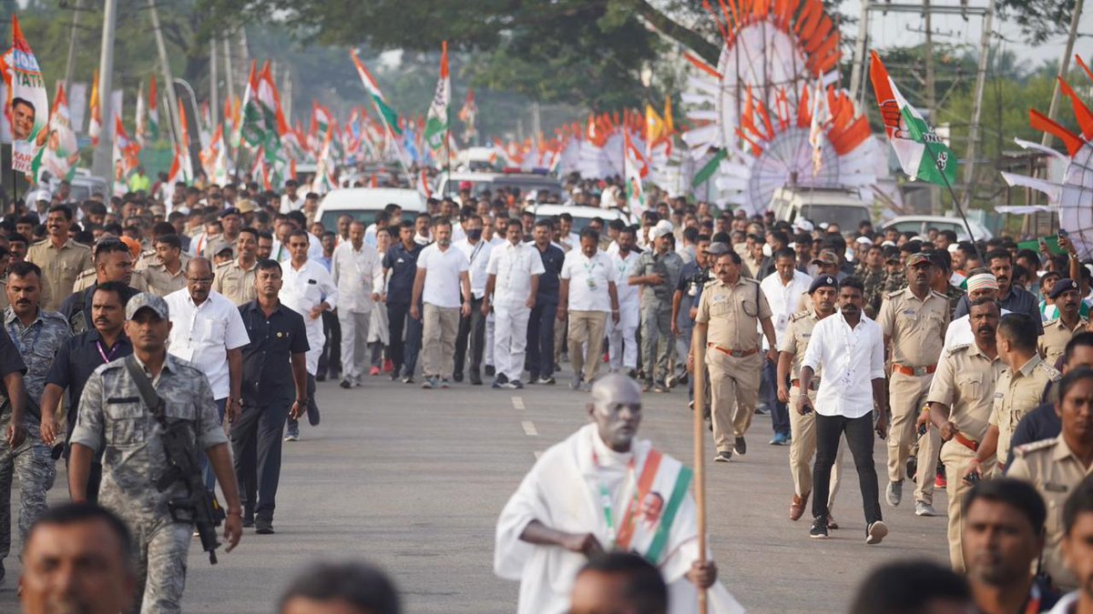 ShivaCongress21's tweet photo. Refusing to succumb before the divisive forces, demanding employment for youth of India and raising voices of farmers.
@RahulGandhi Ji winning the hearts of the common people.
#BharatJodoYatra https://t.co/n3mBpCe4tE