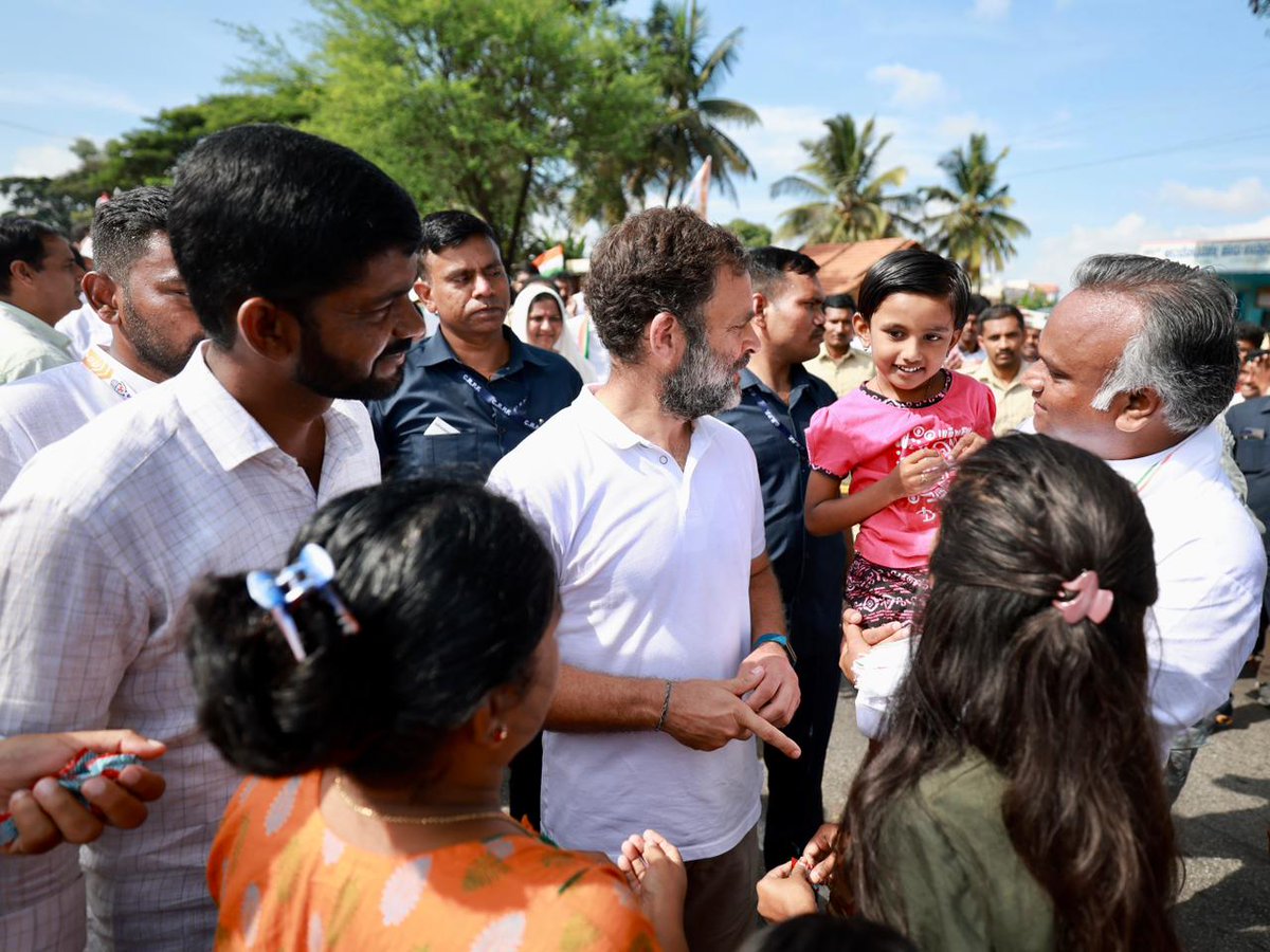 ShivaCongress21's tweet photo. Refusing to succumb before the divisive forces, demanding employment for youth of India and raising voices of farmers.
@RahulGandhi Ji winning the hearts of the common people.
#BharatJodoYatra https://t.co/n3mBpCe4tE