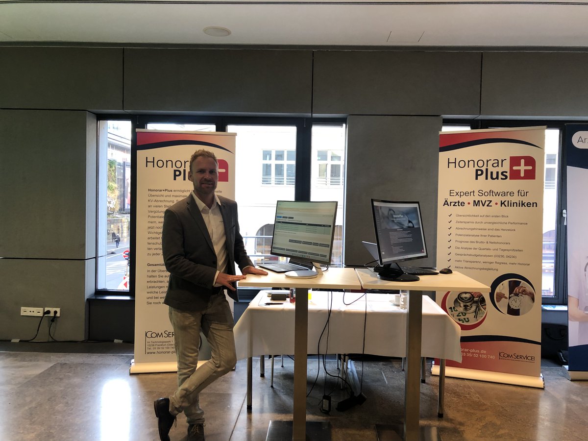 kongress_bmvz's tweet photo. Der PRAKTIKERKONGRESS ist in vollem Gange und wir freuen uns Ihnen im Verlauf des heutigen Tages unsere Aussteller vor Ort vorzustellen. Wir bedanken uns ganz herzlich bei MVZ Cockpit, @PAVbrand und Honorar+PLUS für die aktive Mitgestaltung!👏 https://t.co/DdhAK2dRqO
