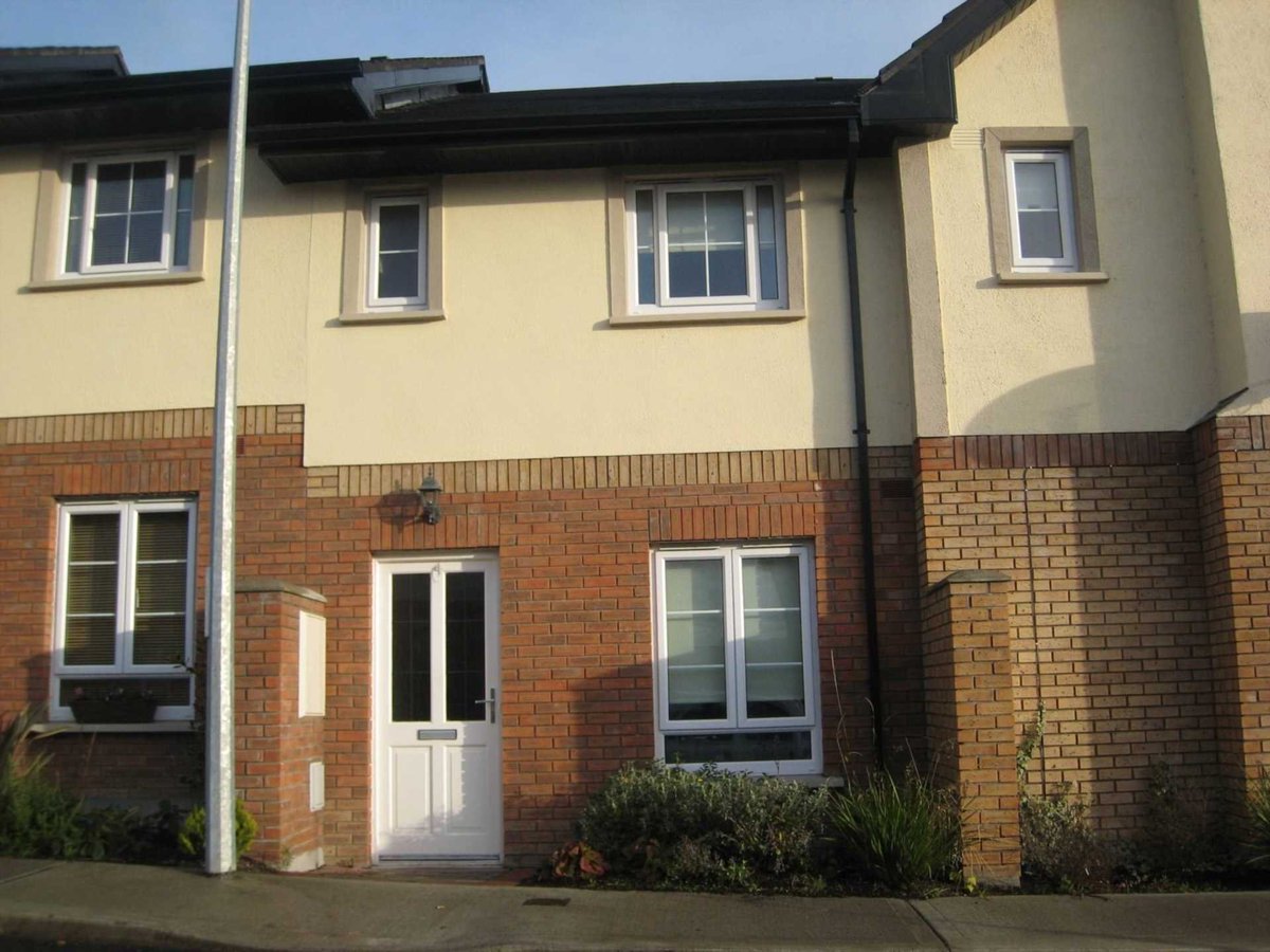 saloreilly's tweet image. Something strange I noticed on the property price register for a 2 bedroom house sold in Tullow this year. The house sold last year for €115k but sold this year for €875k! Folio details show it was sold from one investment company to another also! What is going on?