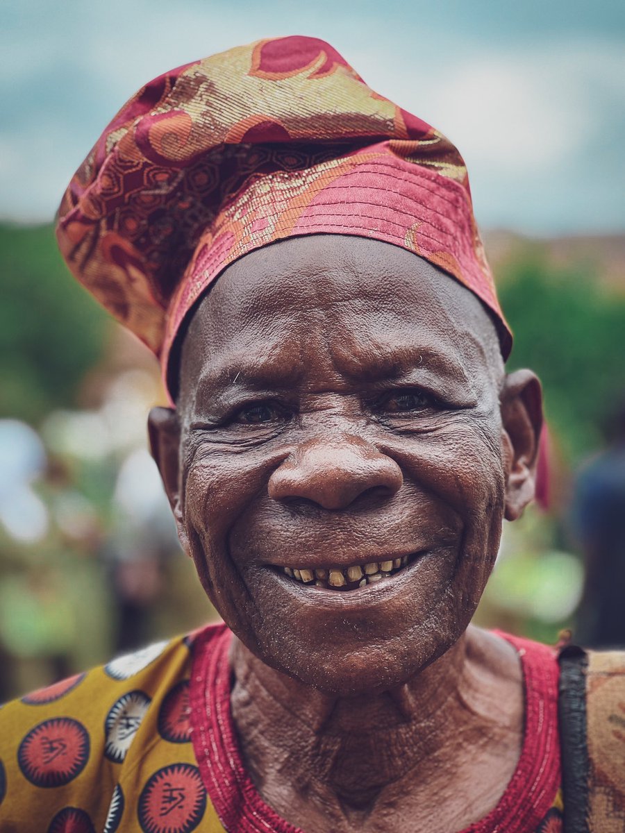 adisaolashile's tweet photo. It was my POP yesterday and I really don’t know when I will be seeing the old Baba onilu again so I thought of taking his photographs with his amazing smile 😊 ❤️ 
I hope you all like this 💐 https://t.co/QPFUwNlAFo