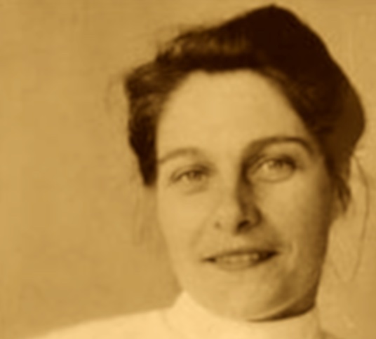 Versainville. Son château. Splendide. Et grand. Si grand qu'y sont cachés aviateurs alliés,résistants,radio... Trahis, le comte mourra à Flossenbürg, la comtesse reviendra de Ravensbrück après encore sauvé des vies grâce aux médicaments volés au Revier. Yvonne de la Rochefoucauld