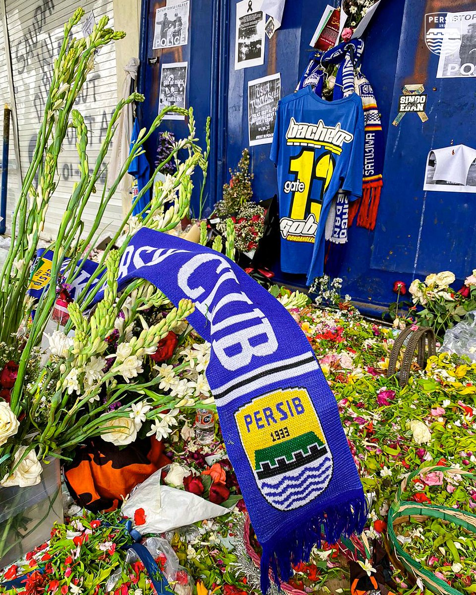 Kami selalu bersamamu, salam satu jiwa <a href="/AremafcOfficial/">Arema FC</a> 🔵🔵

📸 Mast Irham

#PERSIB #SalingSupport