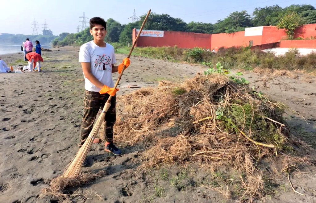 To Clean A #River Is To Clean Ourselves
  
#WeRiseTogether team along with @cleanganganmcg & @yamunababa cleaned banks of #RiverYamuna on the occasion of #GandhiJayanti.

#ClimateAction @narendramodi
@vanessa_vash @SDGaction @MoJSDoWRRDGR @mannkibaat
@UNEP @UN_SDG @Lacroix_UN