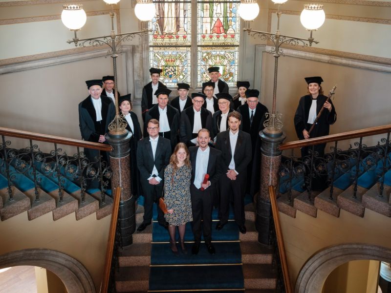 Lars Tummers (@lgtummers) on Twitter photo Check out the cum laude dissertation of <a href="/erikjanvandorp/">Erik-Jan van Dorp</a>.
He studied top civil servants up close and personal.
How do people at the heart of the government work?
Who rises to the top?
uu.nl/en/events/phd-… Check out the cum laude dissertation of <a href="/erikjanvandorp/">Erik-Jan van Dorp</a>.
He studied top civil servants up close and personal.
How do people at the heart of the government work?
Who rises to the top?
uu.nl/en/events/phd-…
