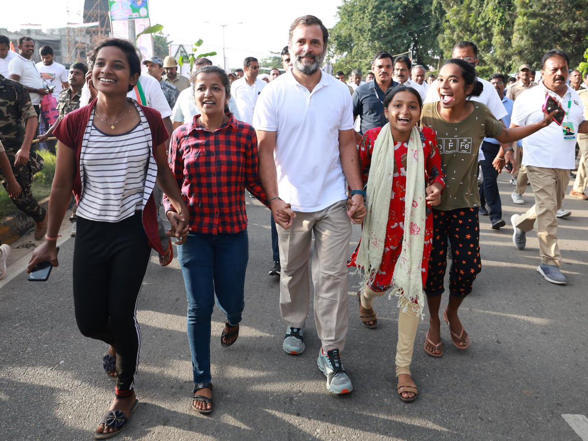 Jairam_Ramesh's tweet photo. Day 30 of #BharatJodoYatra started at 7 am from near Nagamangala in Mandya district. The padayatris are walking 11 kms today morning before the break, where @RahulGandhi will be interacting with educationists on the issue of National Education Policy this afternoon. https://t.co/ES0LBvqe67