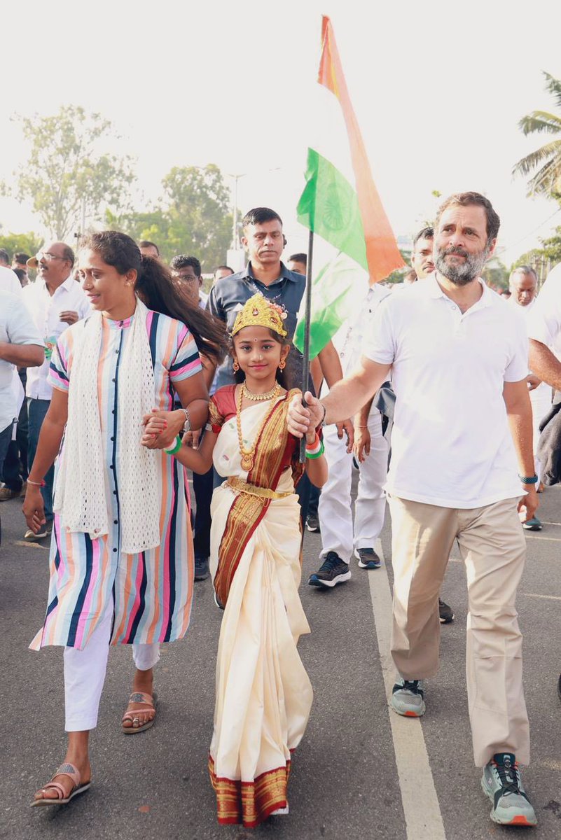 Jairam_Ramesh's tweet photo. Day 30 of #BharatJodoYatra started at 7 am from near Nagamangala in Mandya district. The padayatris are walking 11 kms today morning before the break, where @RahulGandhi will be interacting with educationists on the issue of National Education Policy this afternoon. https://t.co/ES0LBvqe67