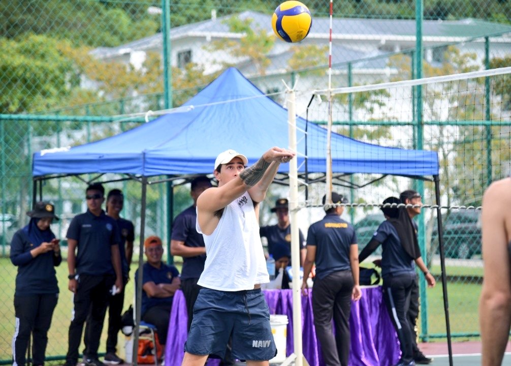 MPA_Timur's tweet photo. Fostering friendship.

The #NavyPeople spent some great times together here in Kota Kinabalu Naval Base. A volleyball friendly match between @NZNavy HMNZS AOTEAROA vs @tldm_rasmi is a good way in strengthening the comradeship between two navies.

#NavyNews 
#DefenceDiplomacy https://t.co/aOjOoM02Ia