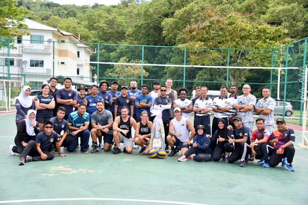 MPA_Timur's tweet photo. Fostering friendship.

The #NavyPeople spent some great times together here in Kota Kinabalu Naval Base. A volleyball friendly match between @NZNavy HMNZS AOTEAROA vs @tldm_rasmi is a good way in strengthening the comradeship between two navies.

#NavyNews 
#DefenceDiplomacy https://t.co/aOjOoM02Ia