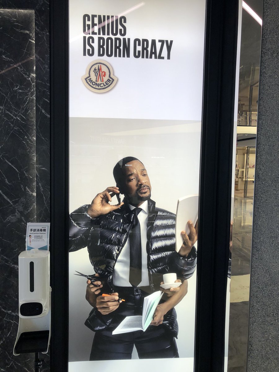 AlexPaman's tweet photo. Funny things you see in an airport #Airport #massage #KungFu #WillSmith https://t.co/GZUAiY9iCT