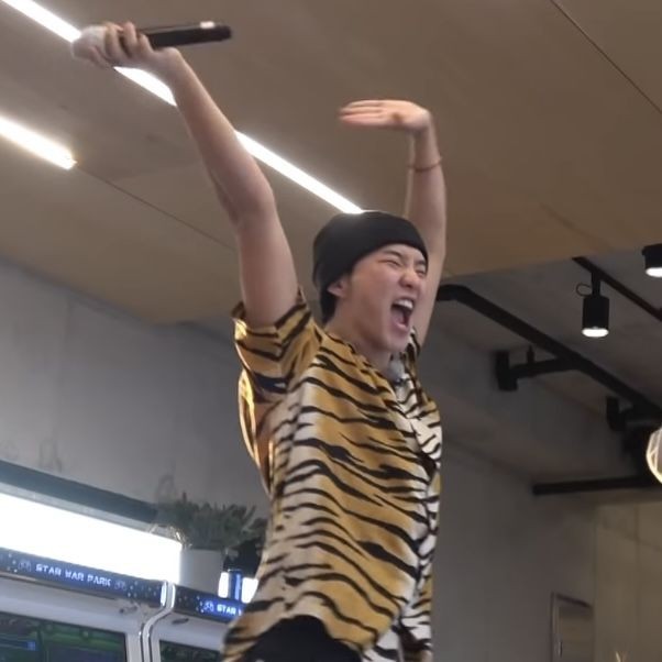 haeeeiu's tweet photo. hoshi pag nakita yung ust tiger statue; https://t.co/MlmvfLfWAu