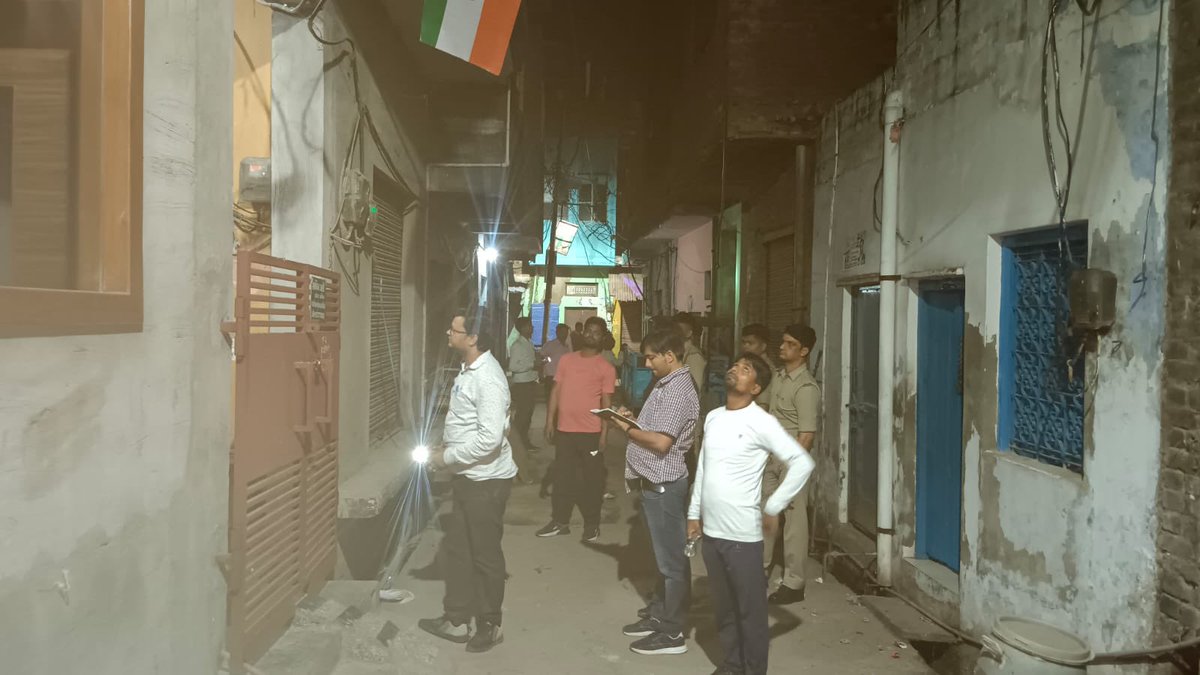 hivivek01's tweet photo. आज दिनांक 07/10/2022 को विद्युत नगरीय वितरण मण्डल फ़िरोज़ाबाद के अंतर्गत आसफ़ाबाद उपखण्ड छेत्र में पी॰ए॰सी॰बल के साथ मॉर्निंग रेड की कार्यवाही की गयी जिसमें 08 उपभोक्ता बिजली चोरी करते पाए गए।एफ़आईआर की कार्यवाही की जा रही है।@dvvnlfirozabad @MDDVVNL @firozabaddm https://t.co/HkeJBlogAy