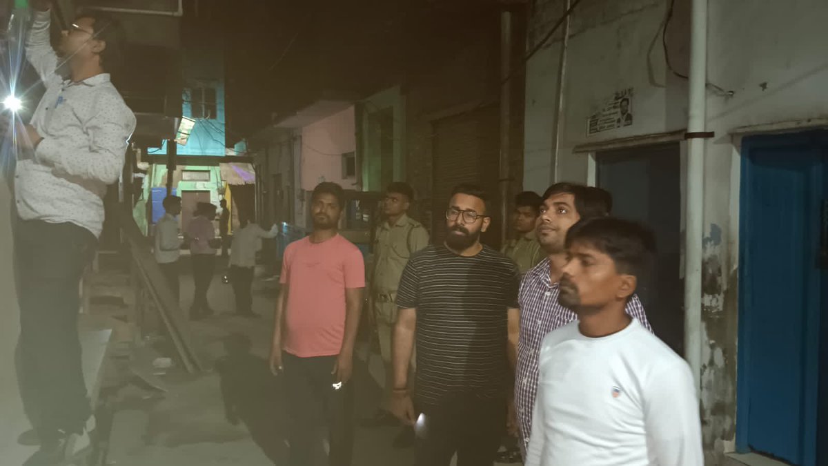 hivivek01's tweet photo. आज दिनांक 07/10/2022 को विद्युत नगरीय वितरण मण्डल फ़िरोज़ाबाद के अंतर्गत आसफ़ाबाद उपखण्ड छेत्र में पी॰ए॰सी॰बल के साथ मॉर्निंग रेड की कार्यवाही की गयी जिसमें 08 उपभोक्ता बिजली चोरी करते पाए गए।एफ़आईआर की कार्यवाही की जा रही है।@dvvnlfirozabad @MDDVVNL @firozabaddm https://t.co/HkeJBlogAy