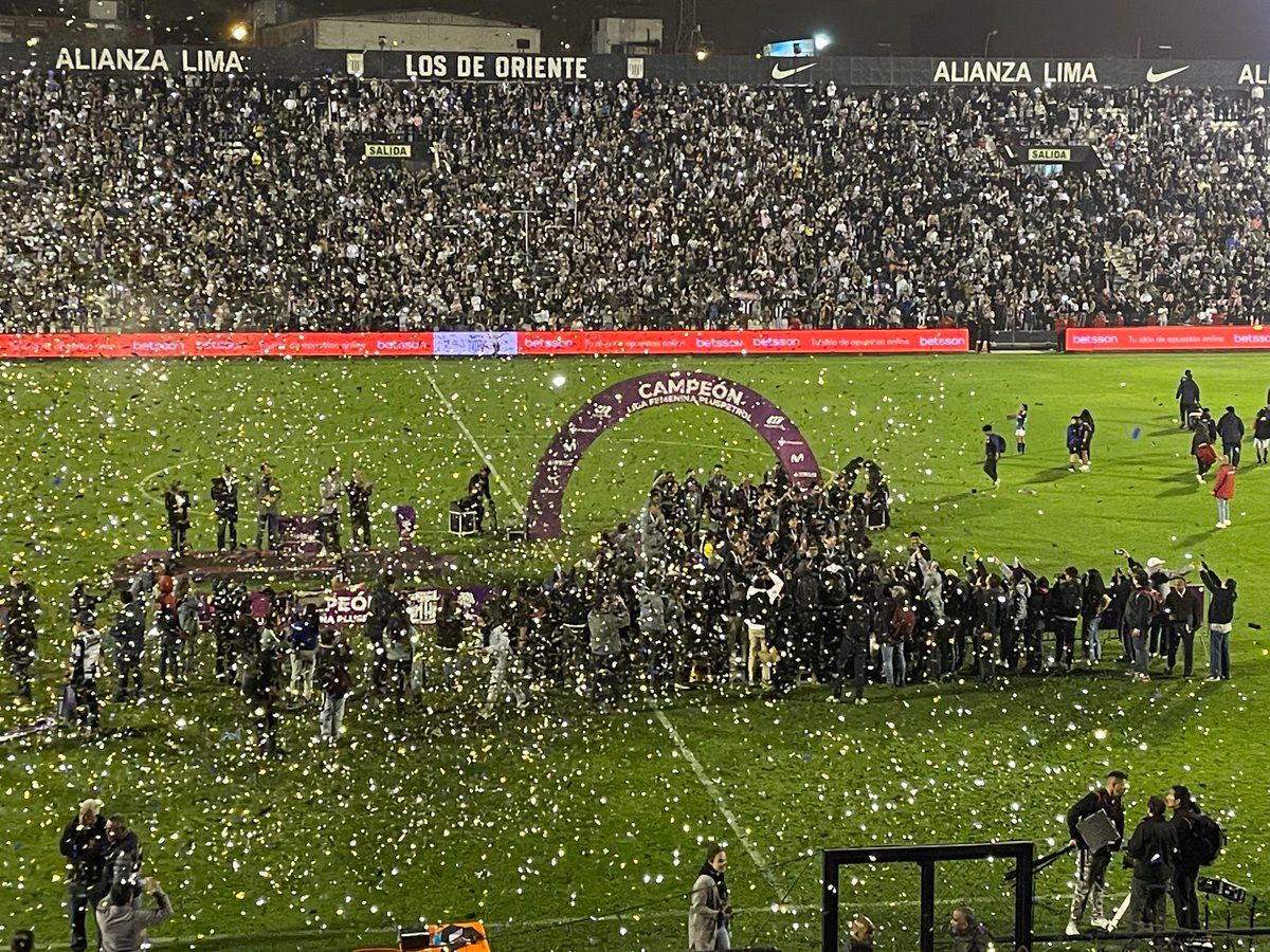 VictoriaPardo20's tweet photo. La mejor despedida!😍❤️🔝⚽️🏟 haciendo historia con 30 mil hinchas, bicampeones y el invicto continúa! Segunda final (2017-2022) y titulo!
Qué gran marco y final de Liga! Muchas felicitaciones a todas! #EquityTeam 🫶🏻
Pd: sí, en el 2017 trabajaba en el club y estuvimos invictos. https://t.co/MmwbFJ6omt