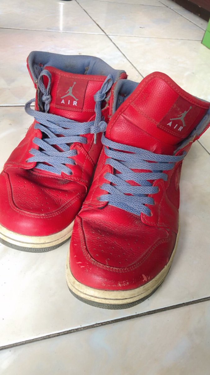 FOR SALE!!! 
JORDAN 1 PHAT MID VARSITY RED

800K (negotipis)