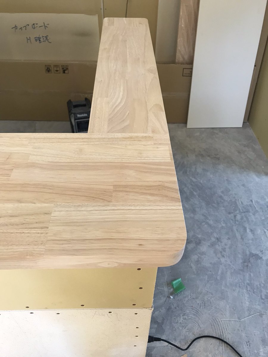 僕「カウンターの角本当にこれでいいんですか？」
元請「これが最近の流行りでお客さんにも説明してるので大丈夫です」
僕「誰か死んでも知りませんよ？笑」
元請「大丈夫です笑」

〜後日〜
施主さん「危ないので丸くして下さい。」
僕「おかのした！」