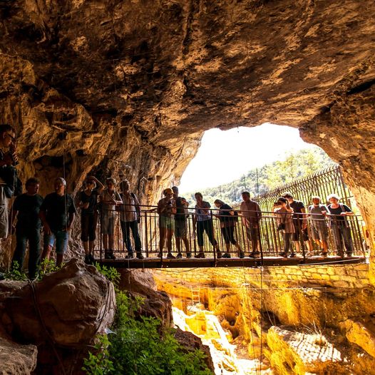 Pour la Fête de la science , venez participer à la visite de la grotte de la Baume Bonne, samedi 08 et dimanche 09 octobre, départ à 09h00 depuis le parvis du Musée. Visite gratuite - Réservation obligatoire Durée : environ 4h dont 2h30 de marche. Dès 7 ans. #grotte #fds22