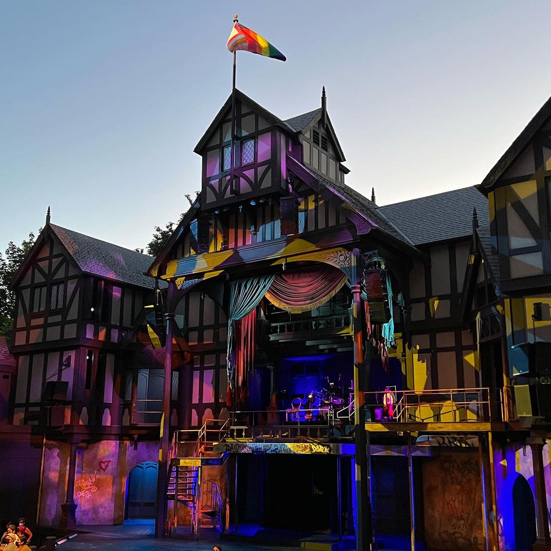 osfashland's tweet photo. This Saturday, celebrate #AshlandPride by sitting under the stars and watching 𝙍𝙚𝙫𝙚𝙣𝙜𝙚 𝙎𝙤𝙣𝙜, a hilarious punk musical based on the life of Julie d’Aubigny, who was a 17th-c opera singer, cross-dresser, bisexual, and swordfighter. #SOPRIDE 🏳️‍🌈
Pic: zeitgeistmama on IG https://t.co/r5YkOGkvAg