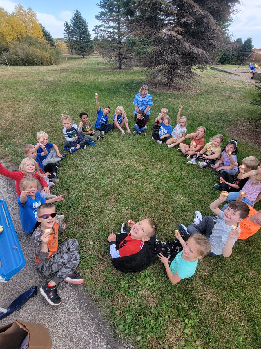 DegroodMegan's tweet photo. Learning about (and eating) apples, making patterns in math and trying Partner Read have been some of our extra fun over the last few days!
#indoorandoutdoorlearning #playislearning #kickingitinkinder #doingislearning #creativekids #teamworkmakesthedreamwork https://t.co/if7qQT6GDK