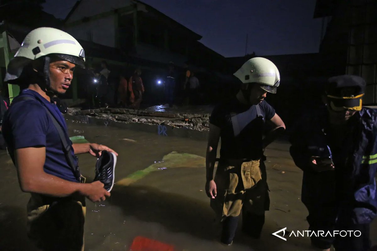 antarafoto's tweet photo. TEMBOK MTSN 19 JAKARTA ROBOH TIGA PELAJAR TEWAS

Sejumlah petugas Pemadam kebakaran melakukan penyisiran untuk mencari korban robohnya tembok sekolah di MTsN 19 Pondok Labu, Jakarta, Kamis (6/10/2022). 

ANTARA FOTO/Muhammad Iqbal
ANTARA FOTO/Sulthony Hasanuddin

#pondoklabu https://t.co/hAnlpyum2H