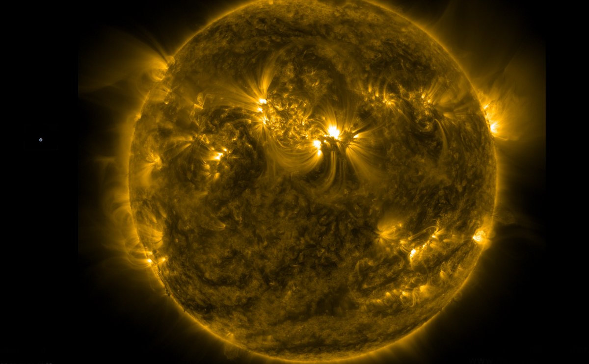 DLR_next's tweet photo. Und damit guten Morgen an euch alle da draußen am Rand der Milchstraße! 🤣 Wie immer mit einem Livebild der Sonne per Satellit SDO. Links zum Größenvergleich ein Bild der Erde eingefügt. https://t.co/CaoeFiVlyT