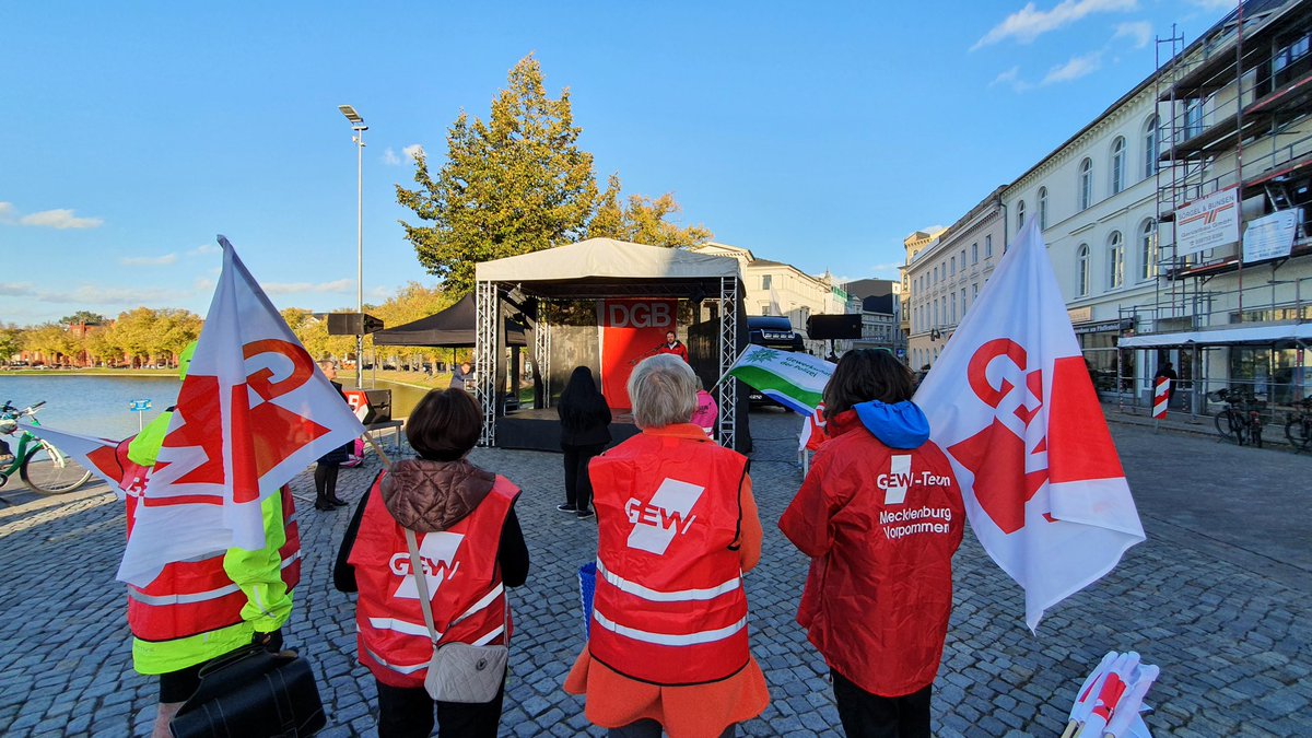In #Schwerin demonstrierten gestern die DGB-Gewerkschaften gemeinsam mit der Vereinigten Dienstleistungsgewerkschaft (ver.di) für bezahlbare Energiepreise und ein solidarisches Miteinander in der Krise. Auch die #GEWMV war vor Ort.