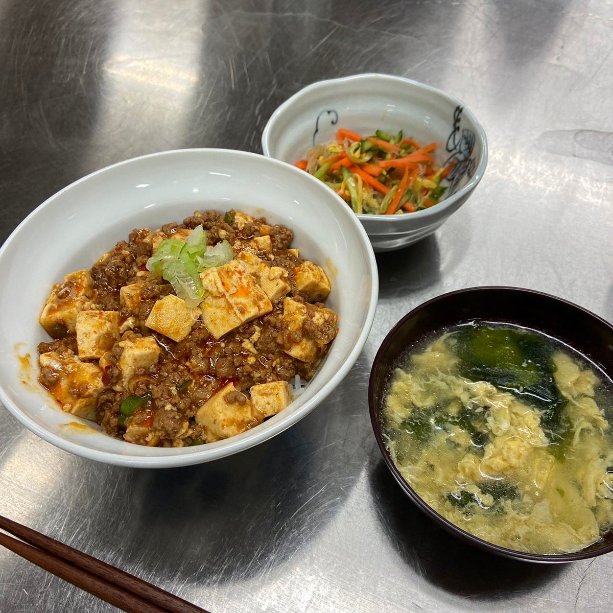 lalalacook's tweet photo. #らくっくご飯
秋学期の活動が始まりました🌞
今回は、
・麻婆豆腐
・春雨中華サラダ
・たまごとわかめの中華スープ
を作りました！！
本格的に秋が始まりましたね！
食欲の秋ということでらくっくも一層張り切って頑張っております！
今月一杯、体験を募集しておりますのでお気軽にご連絡ください💌 https://t.co/rib4eiQoEO