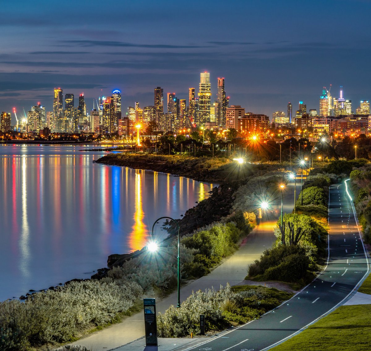 Melbourne_vic1's tweet photo. City lights ♥️
#Melbourne #Australia https://t.co/nMLSD8Oi13
