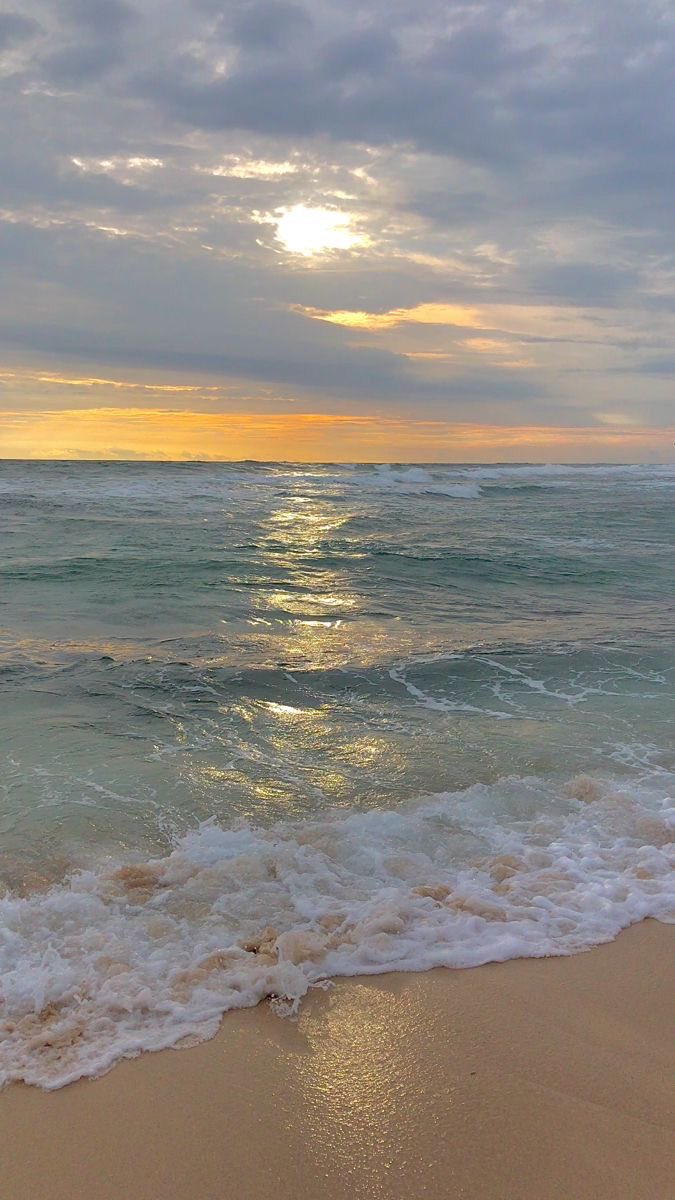 andysadeh's tweet photo. Aquí me quiero quedar, contemplando las olas, el cielo y sentir la arena. 
Quiero ver todos los días este *color mar* 🤩🌊

#RetoSemanalDeEscritura
@secretnamemx @carlosrcornejo https://t.co/Uw3mMnwYK8