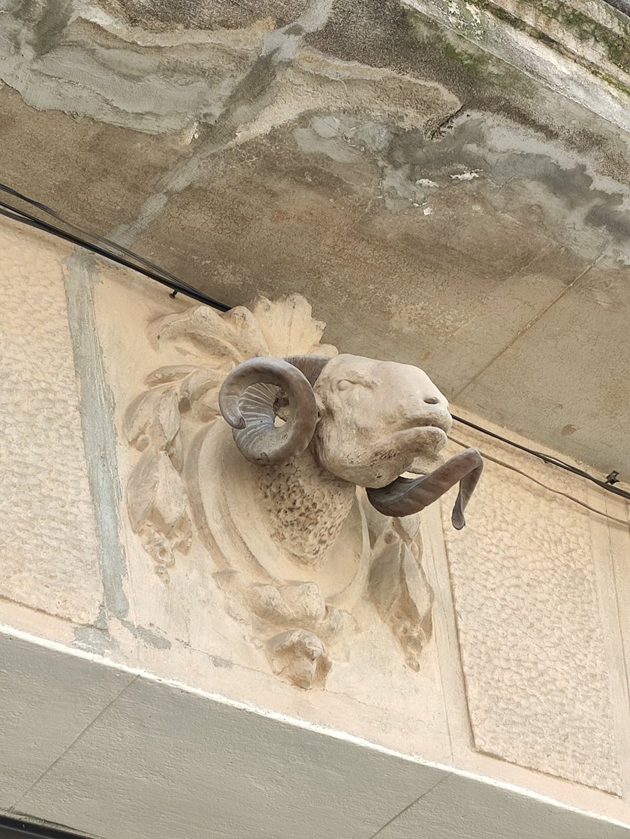 somcampdelacreu's tweet photo. ⛔ Ahir van extreure el Cap de Boc i la setmana vinent @BCN_LesCorts enderrocarà casa seva. Un edifici centenari, catalogat i amb un gran valor patrimonial pel barri del Camp de la Creu. 
Atureu aquest desastre @joan_r_riera
@janetsanz @bcn_ajuntament!

 #SalvemelCampdelaCreu https://t.co/vDKsH8f3xZ