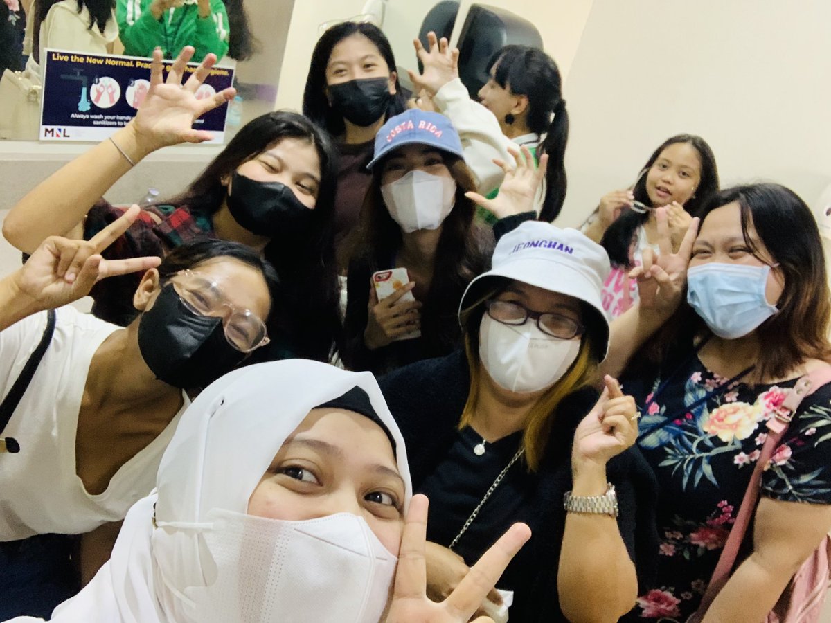 ThisisCaley's tweet photo. Walang tulog for more than 36hrs pero naka Team Airport 😆

#TeamAirport #TeamCR #TeamCubicle

WELCOME BACK SEVENTEEN
#BalikBayanSEVENTEEN https://t.co/LyVGRG1YxY