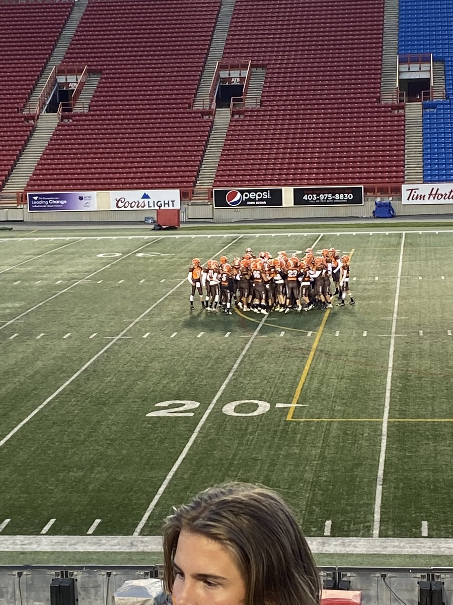 StFrancisCCSD's tweet photo. Great night of football and community. Well fought game by both teams, with the Browns coming up a little short. Until next time, @NDHSCCSD. A huge thank you to all organizers, fans, athletes, coaches and staff who made this game happen. #OnceABrown 🐻🏈 https://t.co/3MExLF3x79