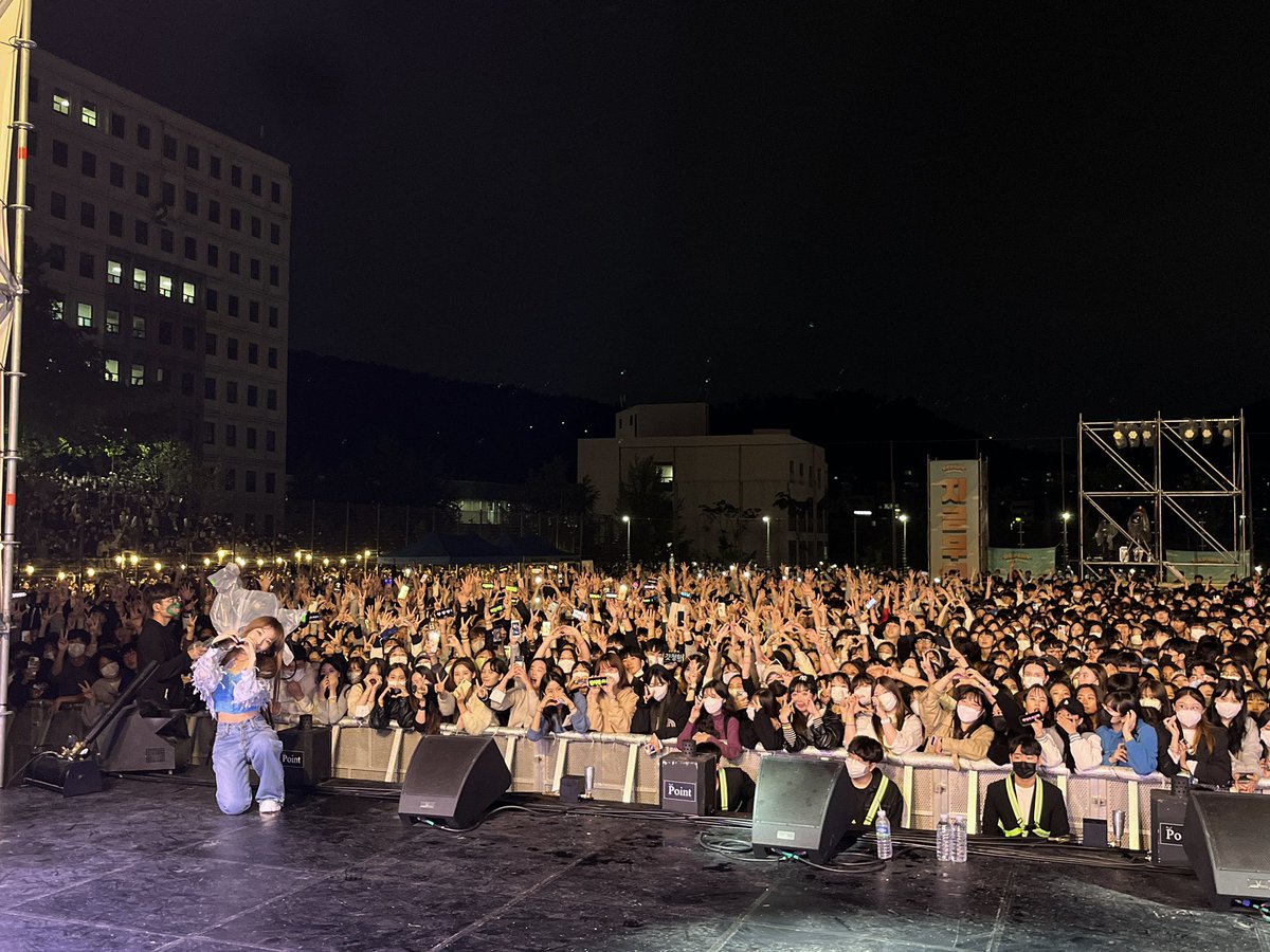 CHUNGHA_MNHent's tweet photo. 정말 ㅜㅜ 너무 재밌었어요!! 고마워요
#명지대학교 에너지 최고👍 
훈오빠도 최고👍 (@mckyunghun)
나도 별랑해💚💙💜

#청하 #CHUNGHA https://t.co/z13sQLLJWO