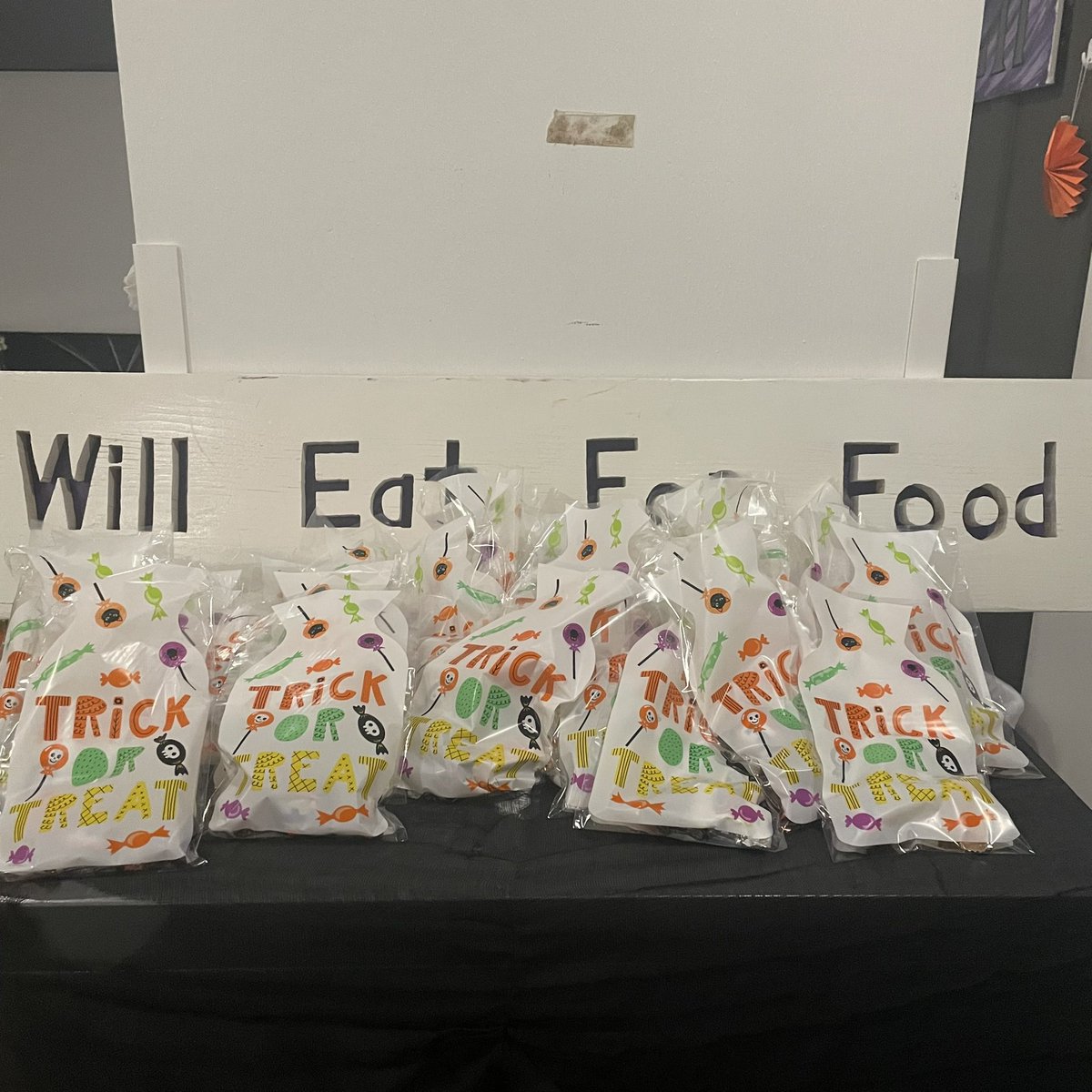Eugs1913's tweet photo. Did we mention there would be goodies at the event?! Everyone gets to take a treat bag with them.. come get yours Tuesday @9m in the Eug Hall for our event! https://t.co/9Uk7dAPQas