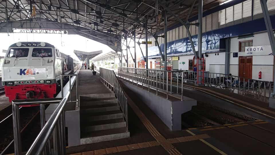 heri_cc201129r's tweet photo. @KAI121 @mas_didiek @KAI121 @RMU_ID cuma mau foto make hp sebentar doang,ditempat aman&amp;ngga ngelewatin safety line pun masih ditegur oleh security yg bertugas hari ini,"mas kalo foto harus ijin dulu ya" sbg penumpang padahal,gimana ini? #StasiunKroya https://t.co/AJxJyX0bjq