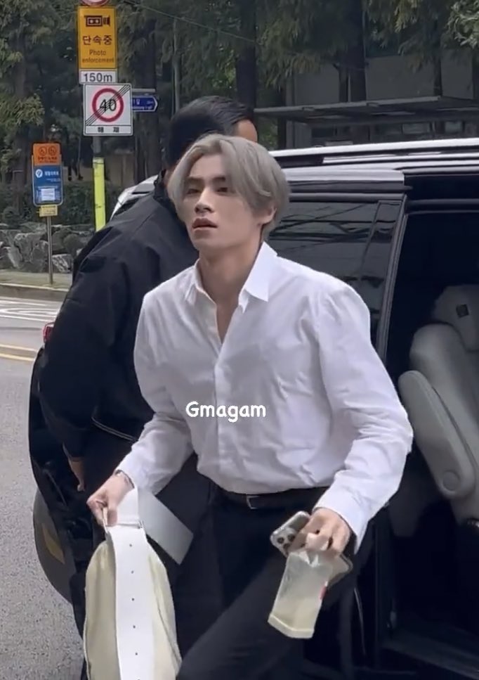xiaojunpics's tweet photo. Xiaojun looks so gorgeous in white 🤍 https://t.co/8Ar7W1Q3Ba