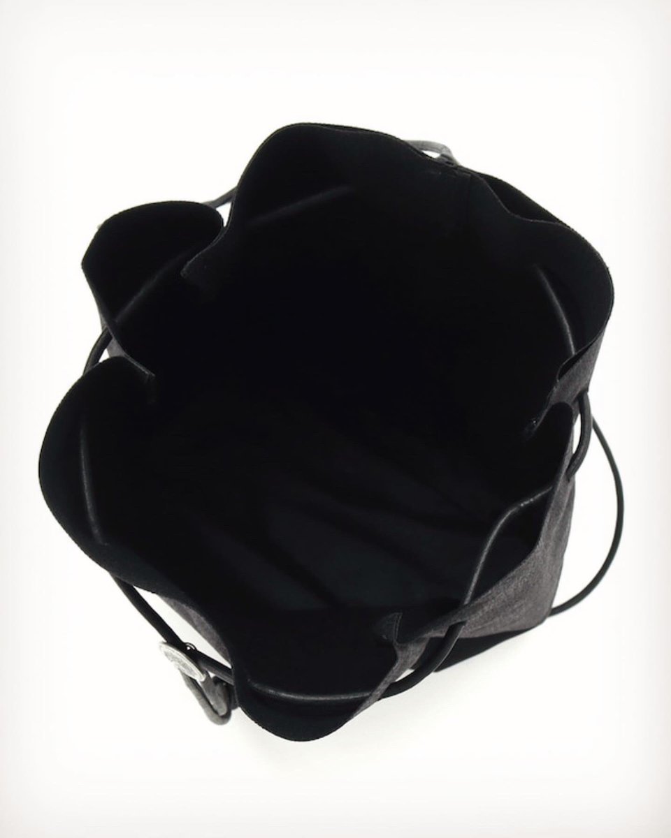 syte_etys's tweet photo. 【New arrival】Concho 2way Mini Bonsack
コーディラ×コンチョシリーズ第2弾!
現行のミニショルダーサイズアップした待望ボンサッMade in Japan
#theshopyohjiyamamoto
#yohjiyamamoto
#yohjiyamamotopourhomme
#ys #y3 #syte
#ヨウジヤマモト
#WILDSIDE #bonsack
#ボンサック #巾着バッグ https://t.co/fWG9p99tFZ