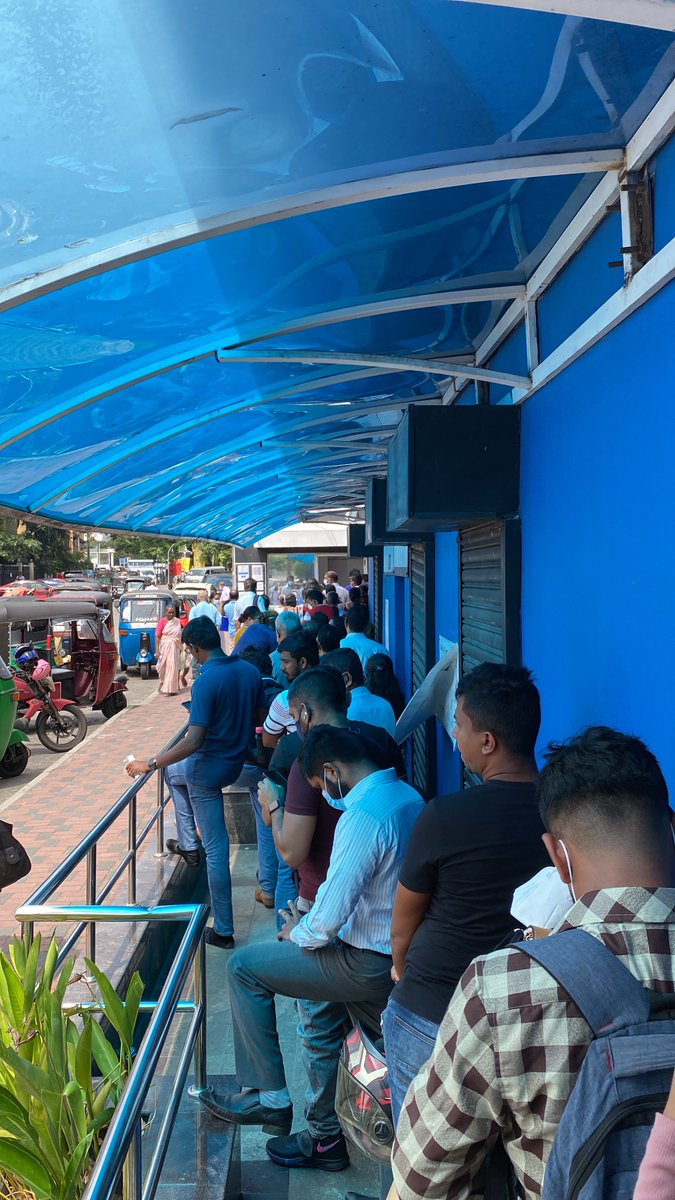 sabiqsabryy's tweet photo. At this point idk if I should be surprised or not 😂🤦🏽♂️ #queuelife https://t.co/IjIRW7klCQ