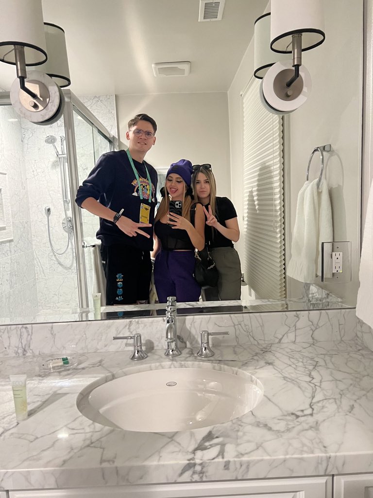 arigameplays's tweet photo. El Mariana y sus minions 💙 https://t.co/HCjvx8oZjN
