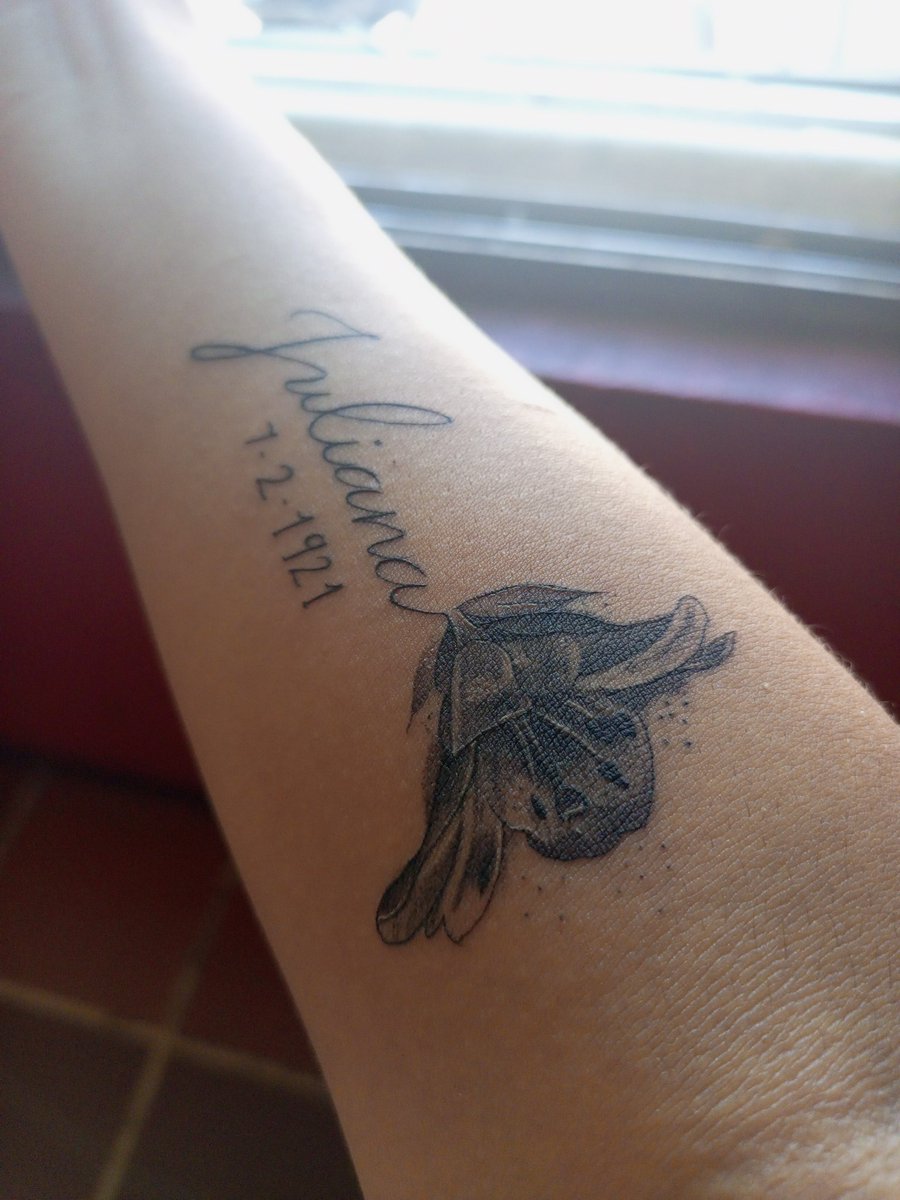 Lady_Adashi's tweet photo. Me hice mi primer tatuaje uwu 
En honor a mi abuela https://t.co/4rDDfVgniB