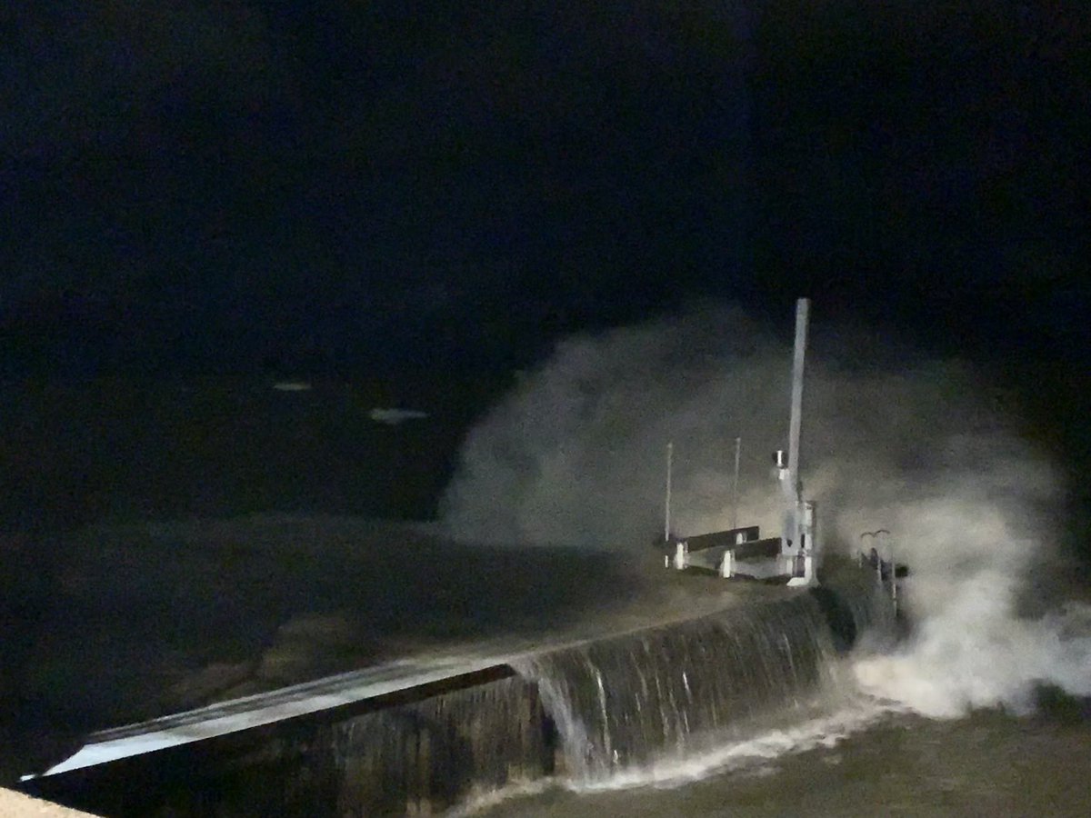 RWestChicago's tweet photo. @NWSChicago Yeah we’re having some high waves here in Rogers Park! https://t.co/6I99jPazoL