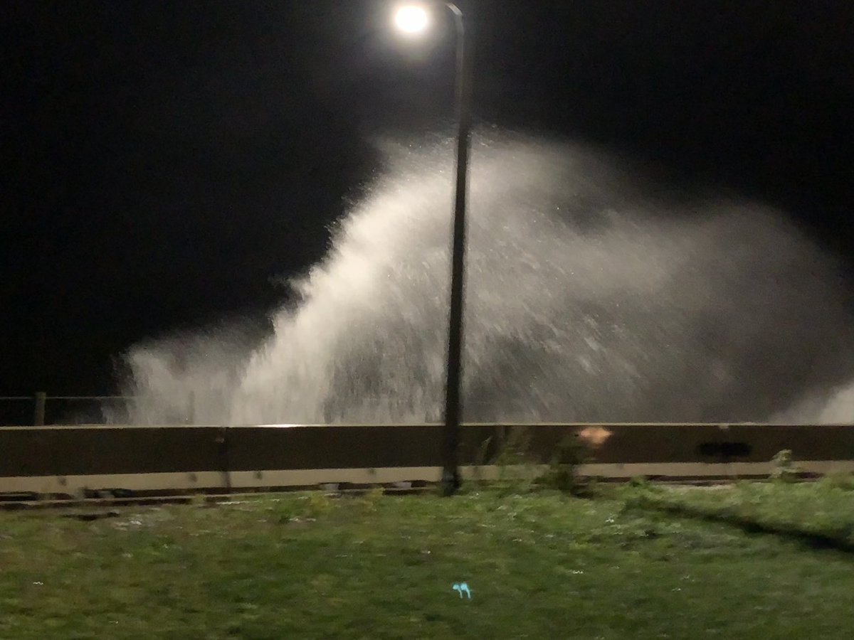 RWestChicago's tweet photo. @NWSChicago Yeah we’re having some high waves here in Rogers Park! https://t.co/6I99jPazoL
