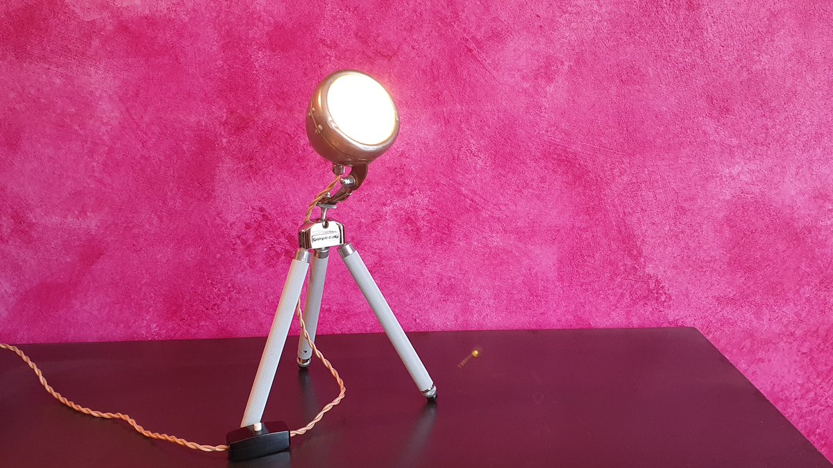 TomBaumberger's tweet photo. Fotostativ und Velolampe, die zwei passen einfach zusammen!
Die upcycling Lampe such nun ein neues Zuhause und ist im Shop.

#velolampe #fahrradfahrenmachtglücklich #fahrradlampe #lampada #upcyclinglamp #upcyclingprojekt #tischlampe #lampenbau #velofreakcycling https://t.co/D5Z9PVPywm