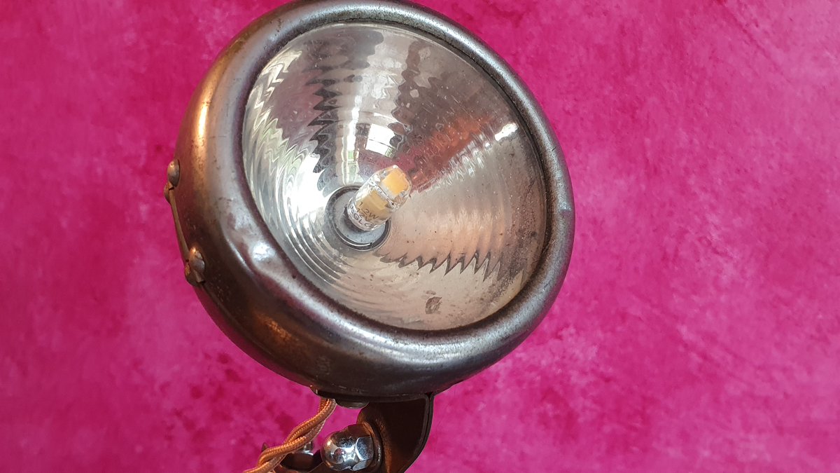TomBaumberger's tweet photo. Fotostativ und Velolampe, die zwei passen einfach zusammen!
Die upcycling Lampe such nun ein neues Zuhause und ist im Shop.

#velolampe #fahrradfahrenmachtglücklich #fahrradlampe #lampada #upcyclinglamp #upcyclingprojekt #tischlampe #lampenbau #velofreakcycling https://t.co/D5Z9PVPywm