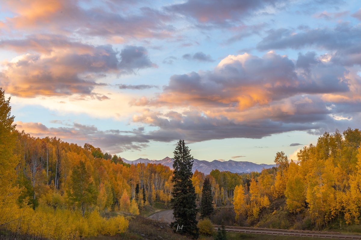 HeyNat's tweet photo. เย็นสุดท้าย ฟ้าระเบิดตรงจุดสักที
#Colorado #Autumn #Pixelmate https://t.co/FhjanR2PrR