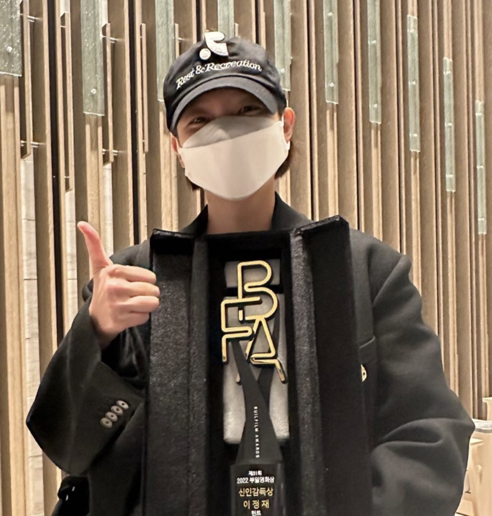 아 땡발
어제 부일영화상 이정재 트로피 많은 사람들의 손을 탔구나