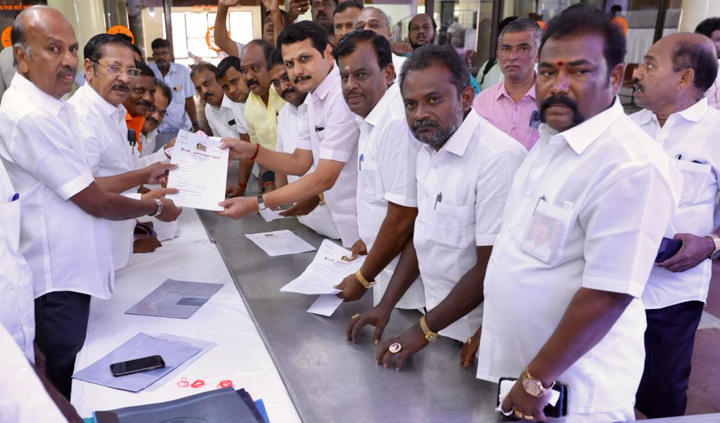 V_Senthilbalaji's tweet photo. கழகத்தின் தலைவராக தேர்வு செய்யப்பட்ட பிறகு, கட்டுக்கோப��பாக கழகத்தை வழிநடத்தி, ஒவ்வொரு தேர்தலிலும் மக்கள் மனங்களை வென்று, தோல்வியே காணாத வெற்றித் திருமகனாக திகழும் மாண்புமிகு தளபதி அவர்கள் மீண்டும் கழகத் தலைவராக பொறுப்பேற்றிட வேண்டுமென விரும்பி தலைவருக்காக விருப்பமனு அளித்த போது. https://t.co/JixmWJvy1Z